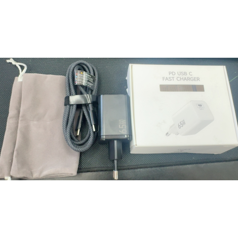 cargador de 65 W puede alimentar una computadora portátil con un cable de 2 m.